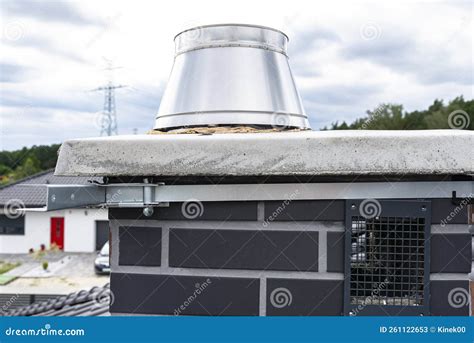 Soporte De Chimenea Para Montar Una Antena Satelital En La Vista De