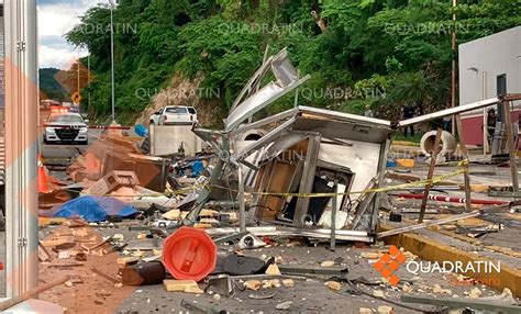 Tráiler destroza 2 casetas y provoca muerte en Autopista del Sol