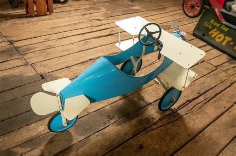 На аукционе продадут коллекцию из 700 детских педальных автомобилей ...