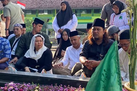 Ganjar Berziarah Ke Makam Kakek Cak Imin Di Ponpes Mambaul Maarif