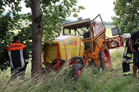 Unfall Auf B289 Traktor Prallt Gegen Baum Fahrer Schwerverletzt