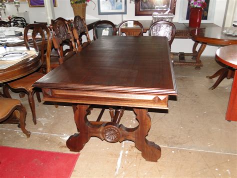 Mesa de sala antiga em madeira maciça