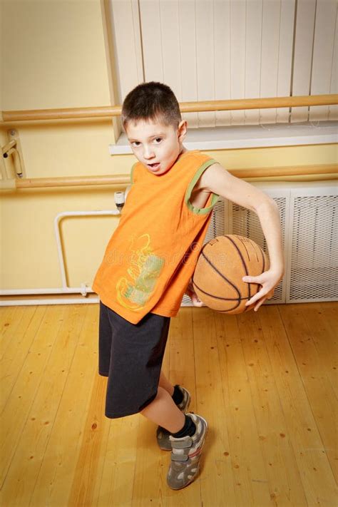 Junge Der Basketball Spielt Stockbild Bild Von Kind Kaukasisch