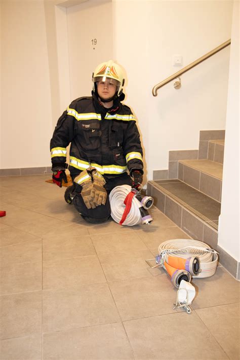 Alarmierter Zimmerbrand Mit Menschenrettung Freiwillige Feuerwehr Der