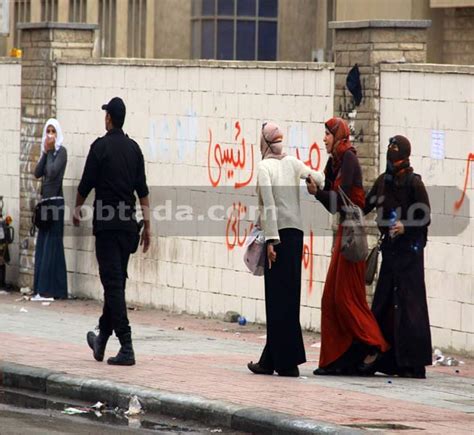 مبتدا طالبات الإخوان يشتبكن مع قوات الأمن بجامعة الأزهر