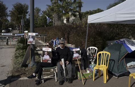 Les Familles Des Prisonniers Isra Liens Gaza Entament Un Sit In