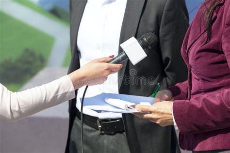 Periodista Que Realiza Entrevista En Los Medios Con Empresaria O