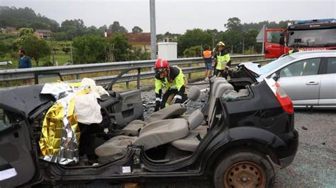 Los Dos Heridos En El Accidente De Meis Permanecen En La Uci En Estado