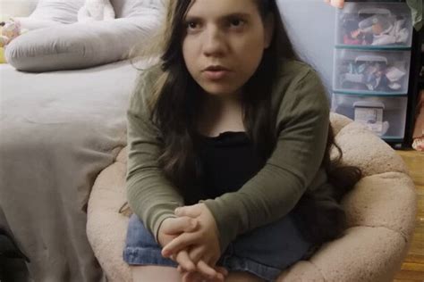 Accusée par ses parents adoptifs d être une naine sociopathe elle