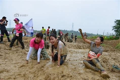 Mẫu nữ TQ mặc bikini cổ vũ cuộc đua lội bùn