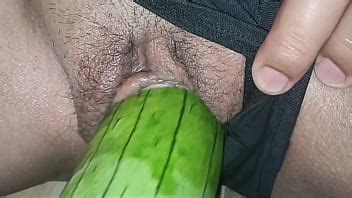 Su coño húmedo y cremoso se traga su gran polla gorda XVIDEOS