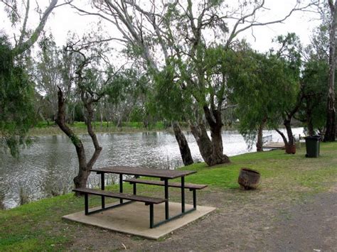 Bridgewater Tourist Park - Bridgewater on Loddon Picnic table beside river