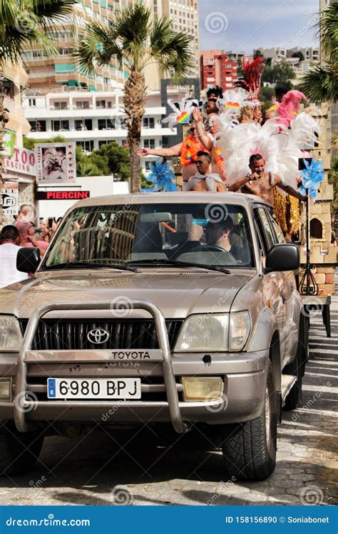 Gente Bailando Y PasÃndola Bien En El Desfile Del Orgullo Gay En Benidorm Imagen editorial