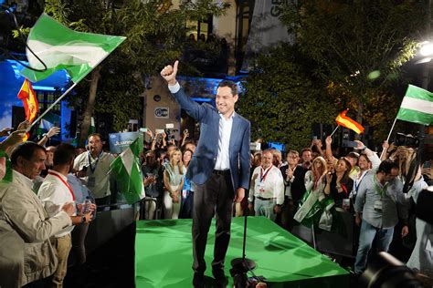 La celebración de Juanma Moreno Elecciones Andalucía 2022 EL MUNDO