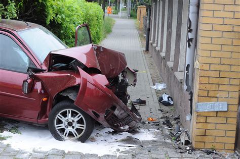 Unfall Fahrer lässt drei schwer verletzte Mitfahrer zurück B Z