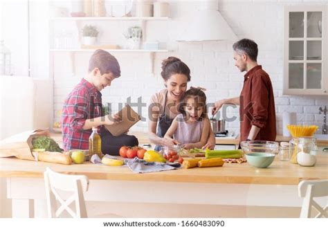 부엌에서 함께 즐거운 가족 요리를 하세요어머니와 스톡 사진지금 편집 1660483090