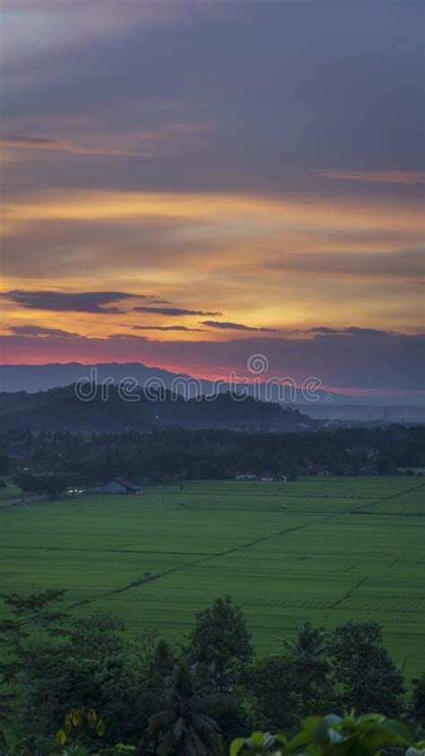 Puesta De Sol Que Sorprende En El Campo En Indonesia Foto De Archivo