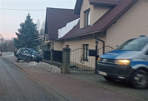 Auto wylądowało na ogrodzeniu mamNewsa pl