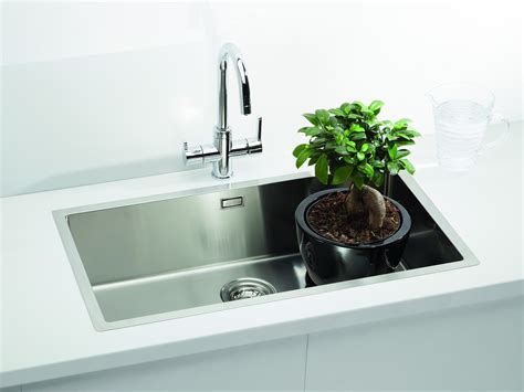 Темная мойка на светлой столешнице на кухне (30 фото) - красивые ...