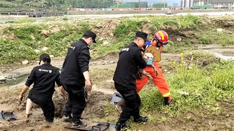 女孩和同学河坝玩耍不慎陷入淤泥 民警及时营救脱险 封面新闻