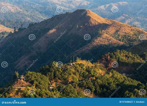 Punto Di Vista Dell Angolo Alto Sopra Le Montagne Tropicali Della