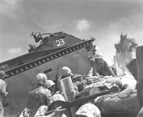 U.S. Marines of the 2nd Marine Division land on the beaches of Betio ...