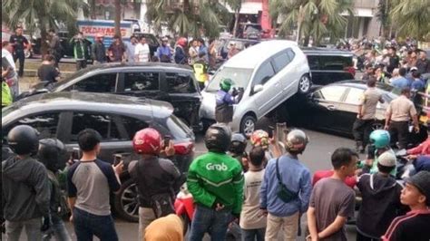 Kecelakaan Beruntun Diduga Sopir Dump Truk Mengantuk Lalu Tabrak