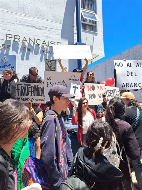 Apoderados De Liceo Charles De Gaulle De Concepción Protestaron Por