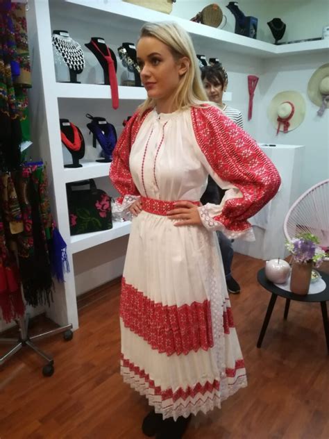 New Hot Sexy Nera Nikolic Bikini Pics