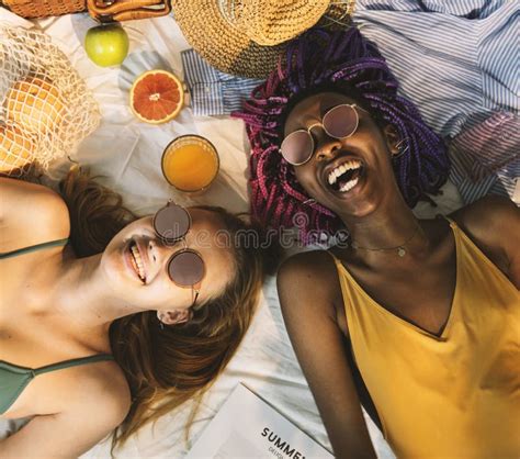 Filles Gaies En Soleil De Maillot De Bain Se Bronzant Ensemble Image Stock Image Du Bikini