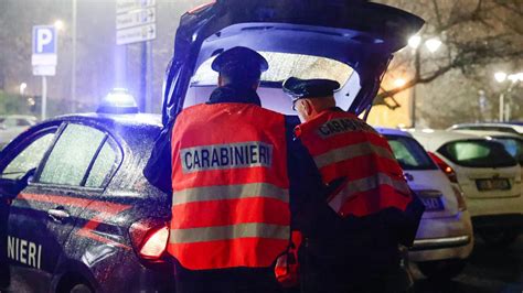 Novara Blitz In Via Calderara Alloggi Sgomberati Due Arresti Per