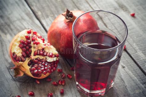 стеклянный Pomegranate сока зрелый белизна изолированная предпосылкой ...
