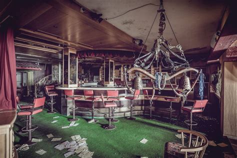 Eerie Photos of the World's Grandest Abandoned Hotels Photos | Image ...