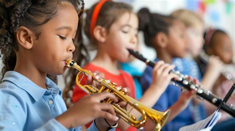 Descrição da imagem um grupo de crianças está tocando instrumentos