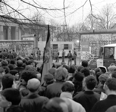 Ddr Bildarchiv Berlin Kurz Vor Der Ffnung Des Brandenburger Tor In