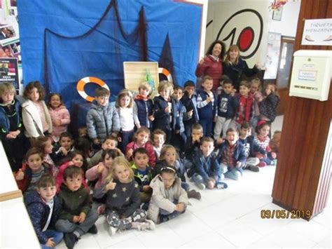 Alumnes d Infantil del CEIP Graüll junt a l ampolla Xàbia Xàbia