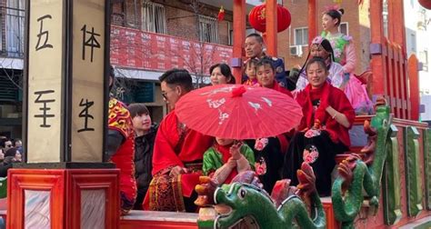 El regreso del gran desfile del Año Nuevo chino llena Usera de color