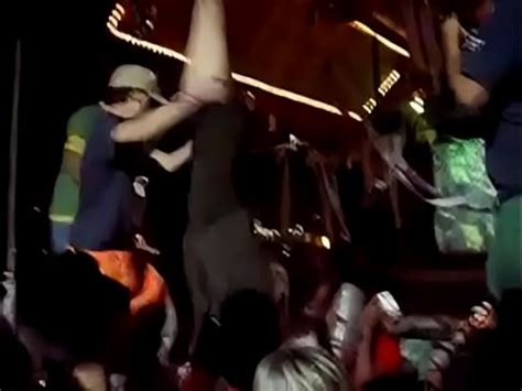 ENF Tetas expuestas en una fiesta dando vueltas al revés XVIDEOS