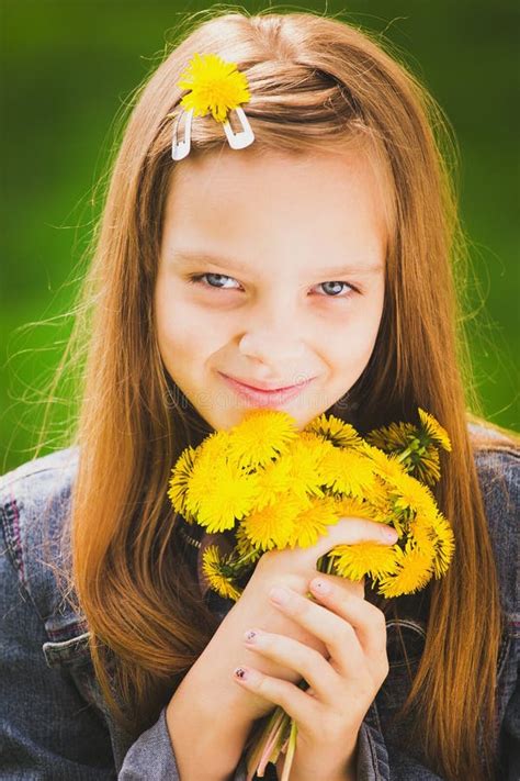 Retrato Da Moça De Sorriso Que Guarda O Ramalhete Das Flores Em Han