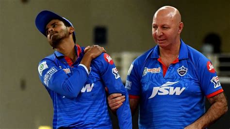 Shreyas Iyer Injures Shoulder, Leaving Fans on Twitter Worried