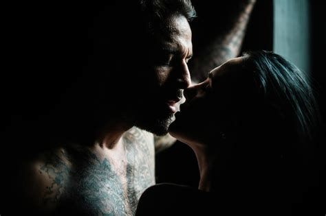 Beijo tentador casal sensual apaixonado casal romântico apaixonado