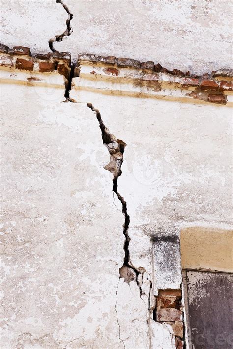 the collapsing wall 9550733 Stock Photo at Vecteezy