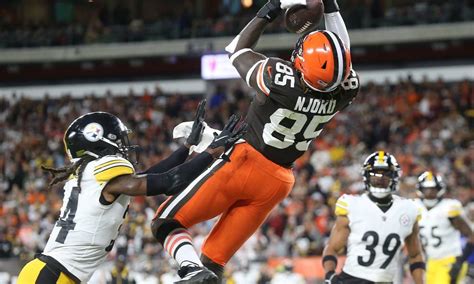 WATCH: David Njoku only needs one hand to tie game vs. Buccaneers