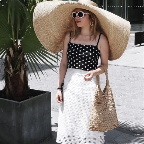 MŨ CÓI khổng lồ che nắng cho cả dòng họ của cô dâu Đan Mạch hóa ra đang là hot trend của giới