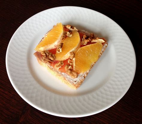 Tosta de queso naranja salmón y nueces María Pérez Muñoz