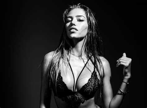 Ragazza Sexy Con Il Reggiseno Ragazza Sensuale Con Il Reggiseno Isolata