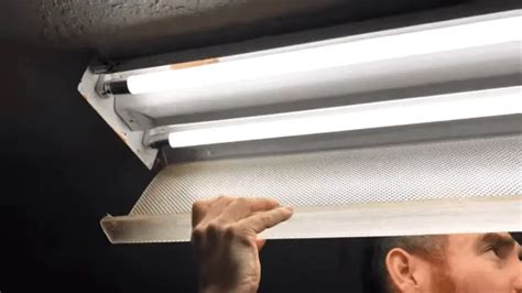 How To Remove Plastic Cover From Fluorescent Light: 4 Steps