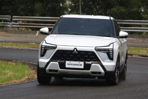 Pengunjung Antusias Jajal Test Drive Mitsubishi Xforce