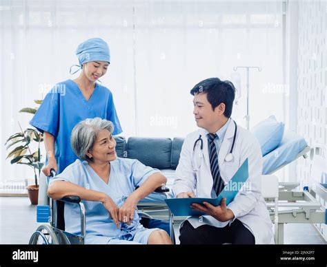 Pacientes De La Tercera Edad Feliz En Silla De Ruedas Sonriendo Con Los