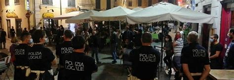 Movida A Napoli Controlli Della Polizia Locale 155 Multe Da Chiaia Al